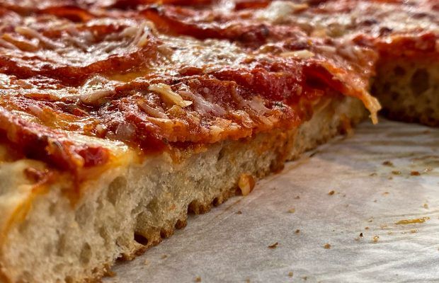 Αφράτη Σικελιάνικη Πίτσα με Πεπερόνι